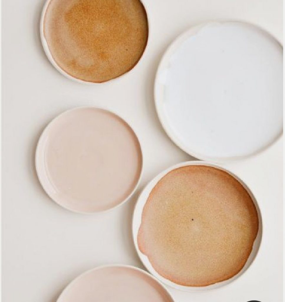 Flatlay de pratos com cores pastel